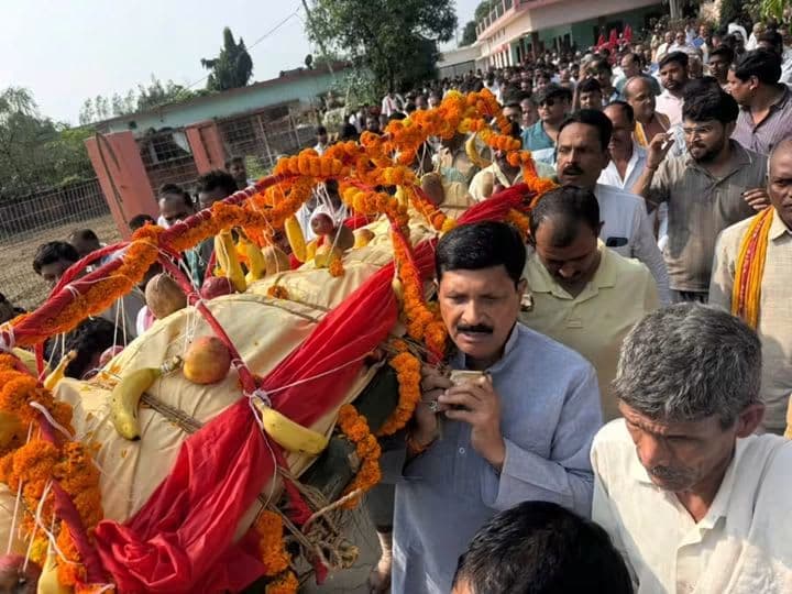 भाजपा के राष्ट्रीय महासचिव की माता के शव यात्रा में शामिल हुए अनिल तिवारी